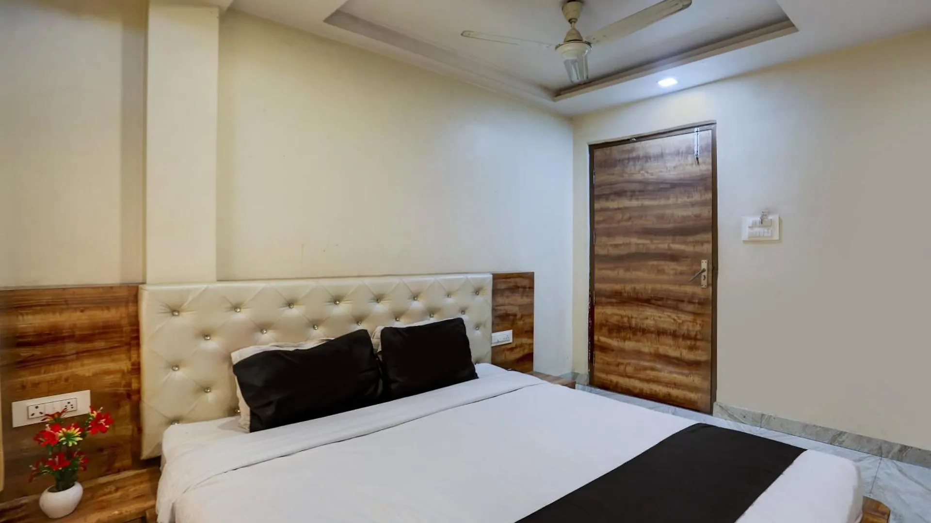 Spot On Sai P Guest House Varanasi India